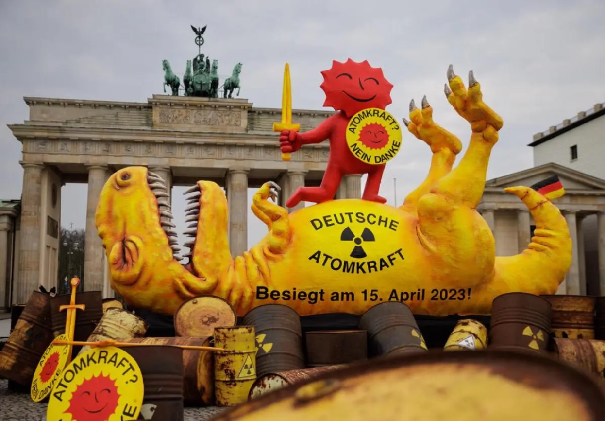 Greenpeace v Německu ukázali, jak tam byl Sluncem poražen atomový dinosaur